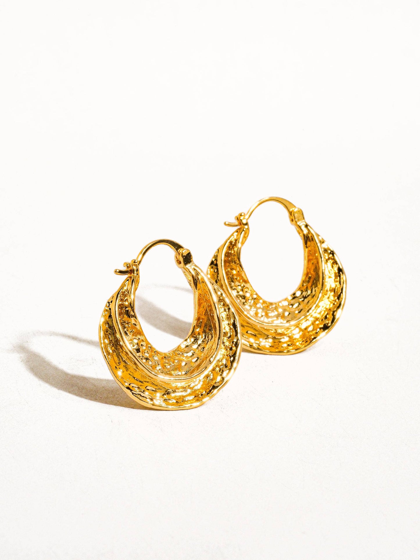 Winfred 18K Gold Swirl Hoop Earring: Yellow Gold